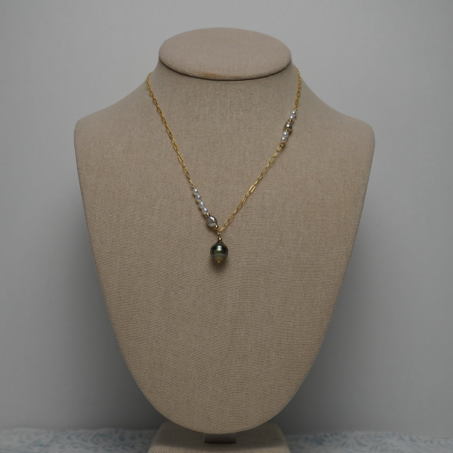 Raven // Tahitian Pearl & Twin Keshi Statement Necklace – 17"
