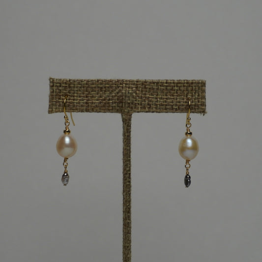 Medium Pale Pink Freshwater Pearl w/ mini Keshi