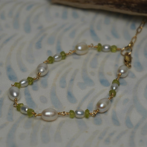 Green crystal and white freshwater pearl chain bracelet
