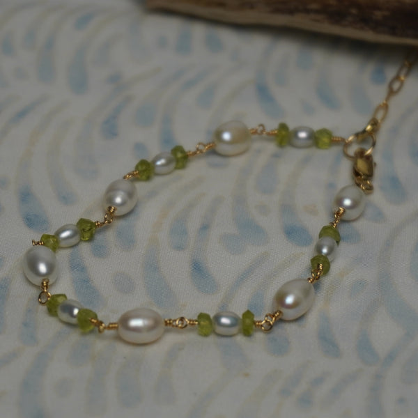 Green crystal and white freshwater pearl chain bracelet