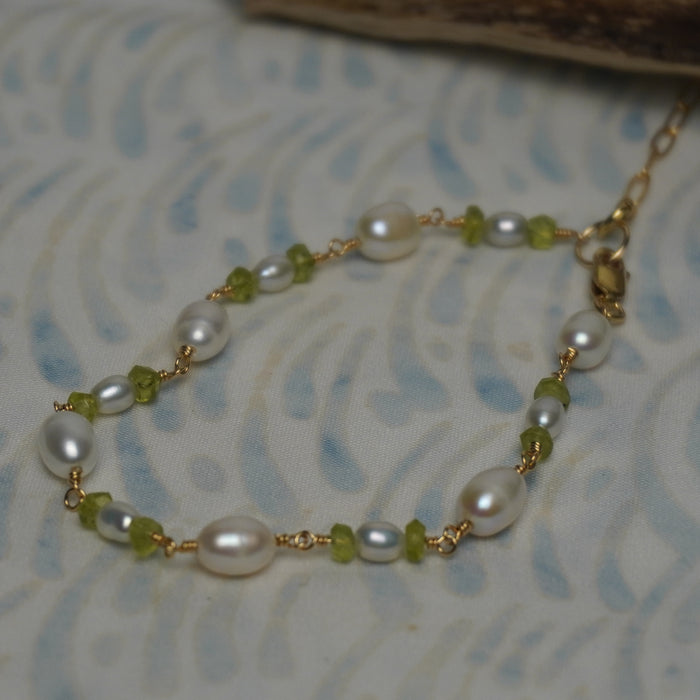Green crystal and white freshwater pearl chain bracelet