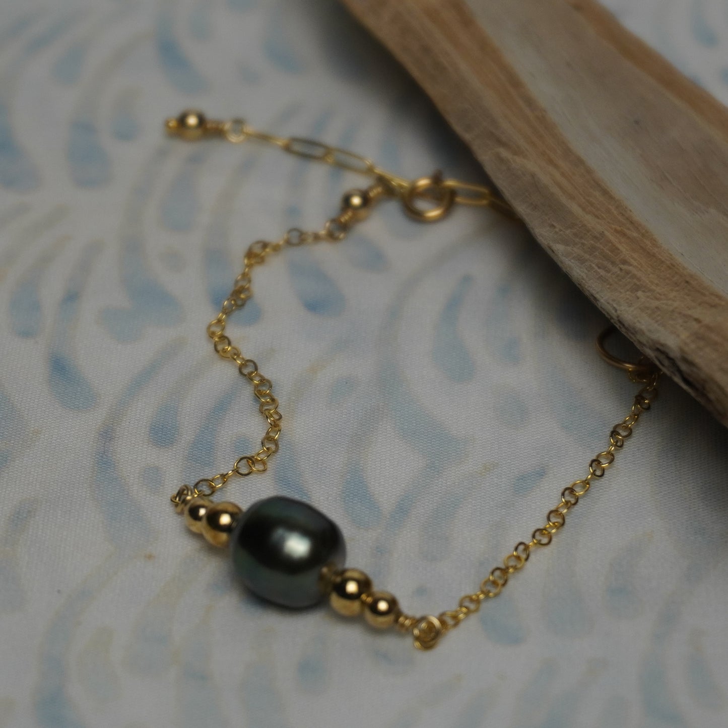 Genuine Tahitian Pearl Bracelet with Gold Roundels – Adjustable 6" to 8"