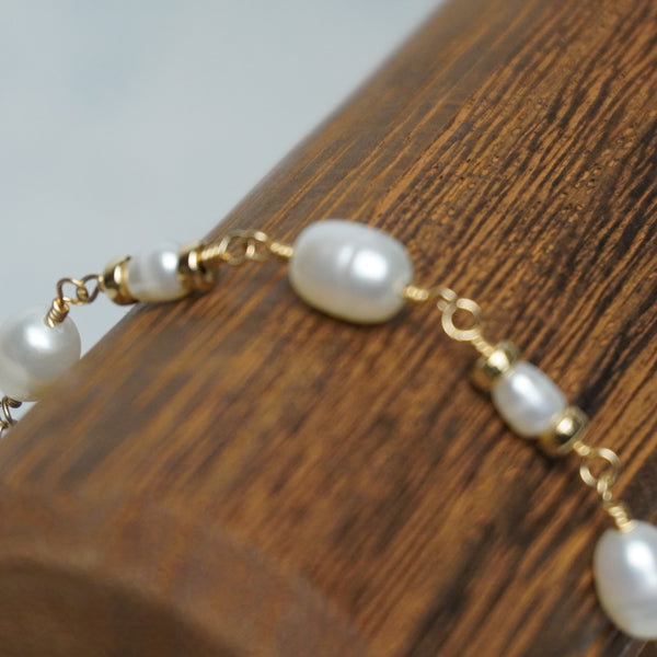 Freshwater pearl and gold roundel chain bracelet — alternate view