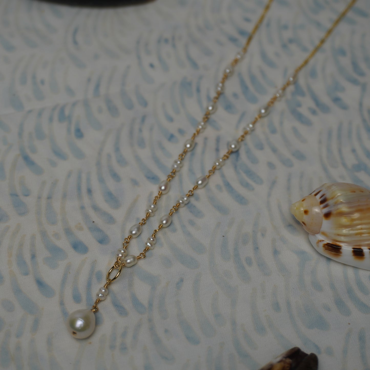 White Button Pearl & Figaro Link Station Necklace – 17" 14k Gold Fill