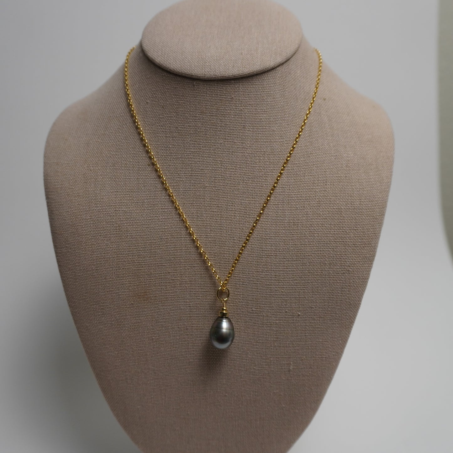 Sue // Black Tahitian Pearl